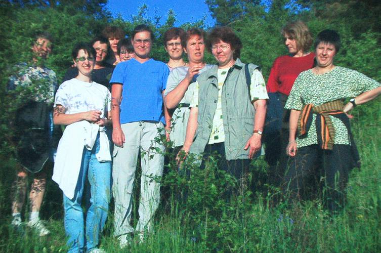 Der Bastelkreis bei einer Kr�uterwanderung