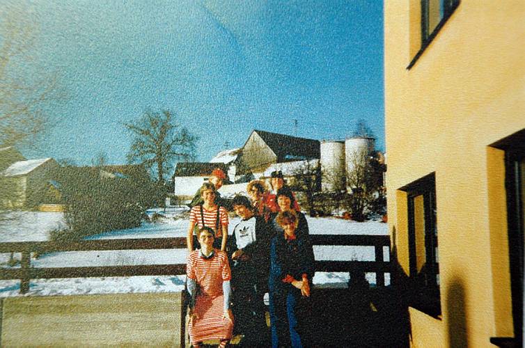 Jugendfasching vor dem Gemeindehaus
