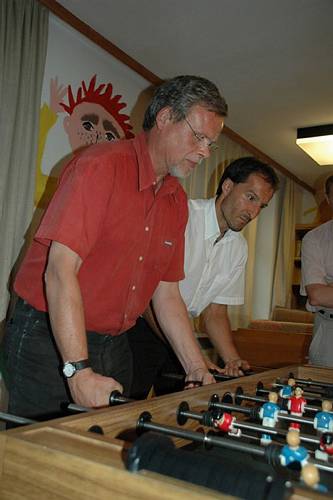 Dekan Schoenauer und Pfarrer Weissmann fordern die Sieger