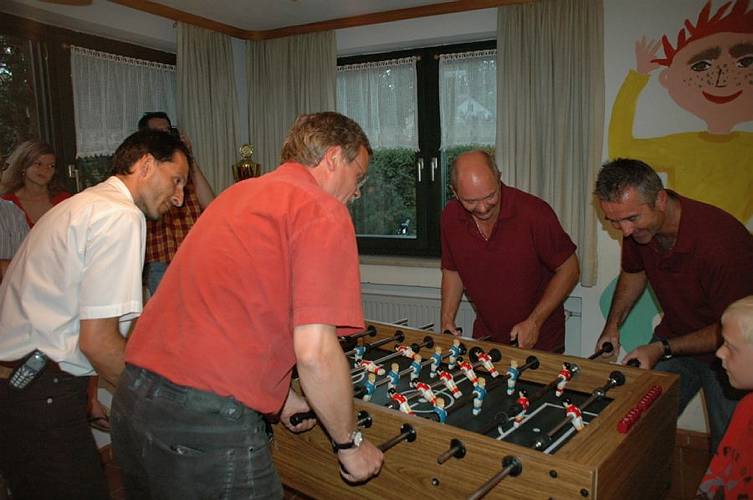 Die Turniersieger spielen gegen die Pfarrer