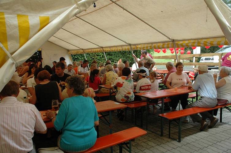 Beim Mittagessen im Festzelt