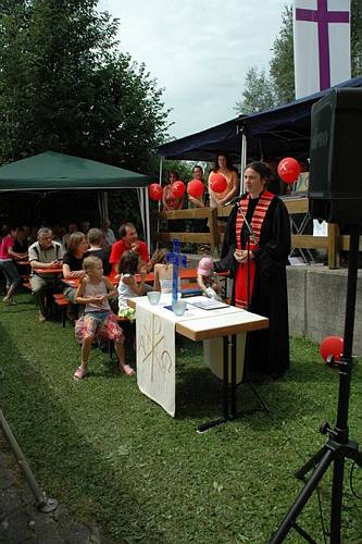 Pfarrerin Helga von Niedner am Altar