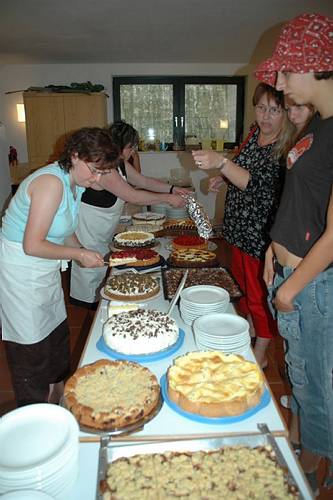 Bei der Kuchenausgabe