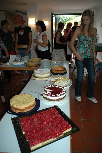 Bei der Kuchenausgabe