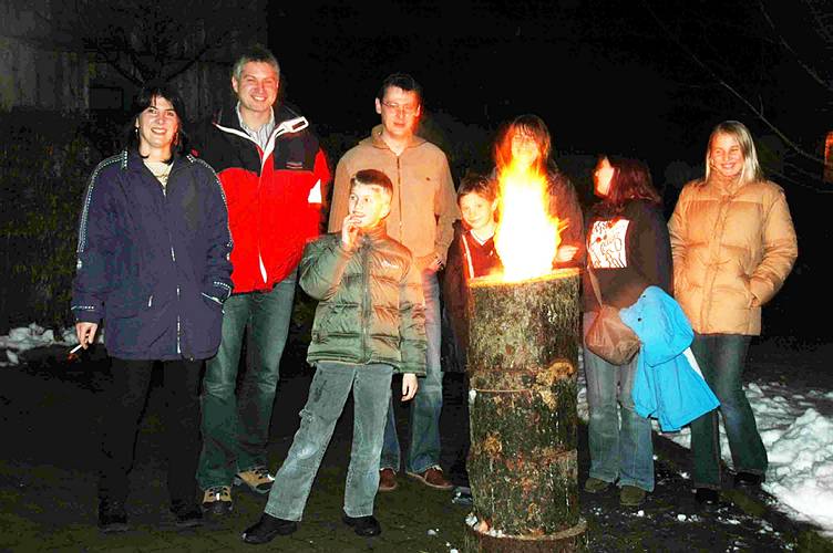 Silvester vor dem Gemeindehaus