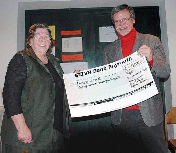 Spende des Bastelkreises f�r die Kirche