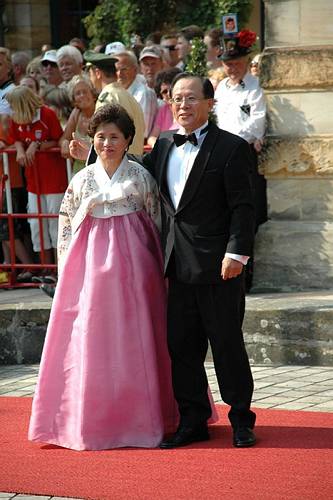 Japans Botschafter Toshiyuki Takano mit Begleitung