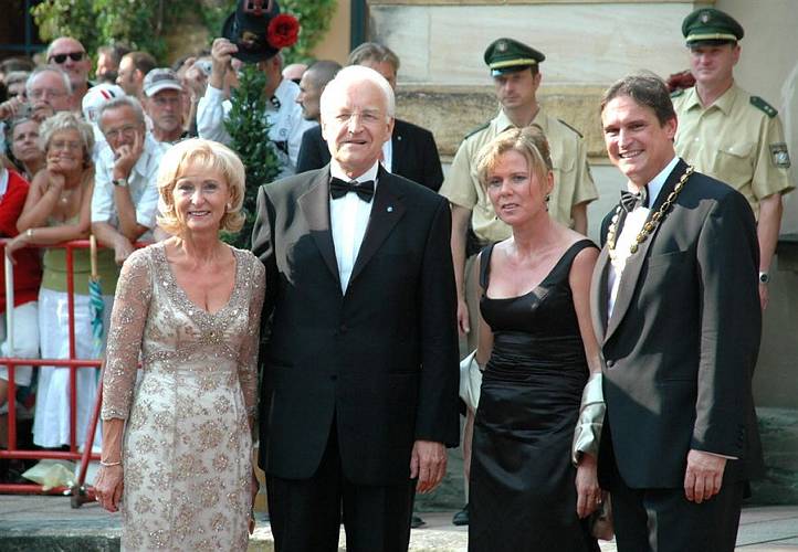  Ministerpr�sident und  Oberb�rgermeister mit Gattinnen