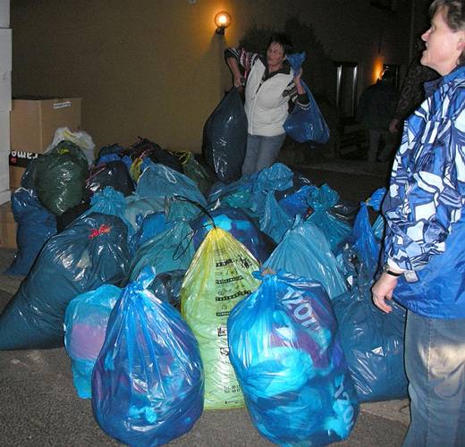 Elke Zucht und Gaby B�hmer mit Kleiderspenden