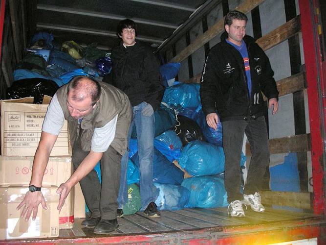 Franz Altkofer und Dieter Nickel beim Beladen