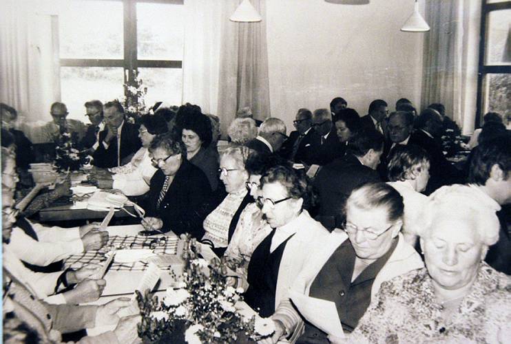 Feier im Gemeindehaus - ein Bild von fr�her